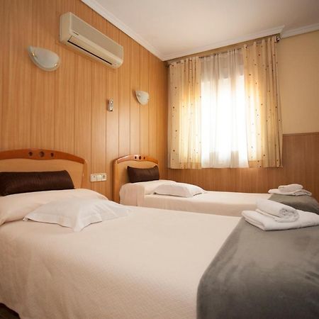 Hospedaje Los Rosales Madrid Exterior photo